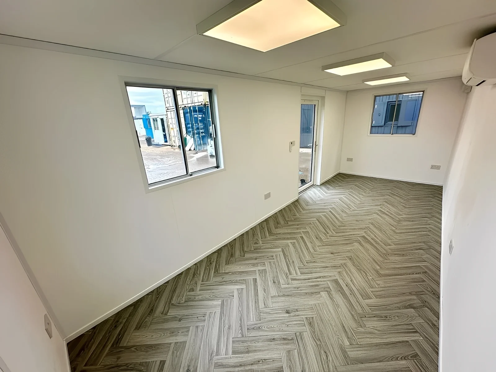 21ft x 8ft Custom Office Cabin – Refurbished Portable Building with A/C & Glazed Door - Image 4