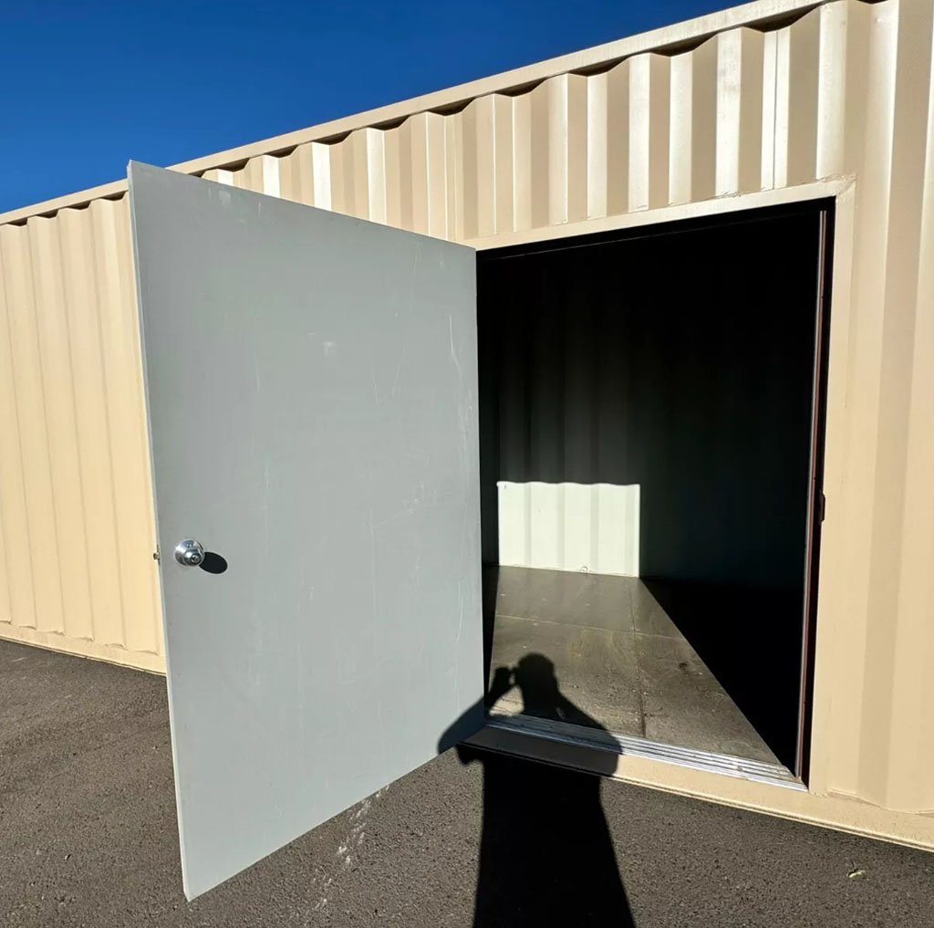 40ft shipping container with man door - Image 10