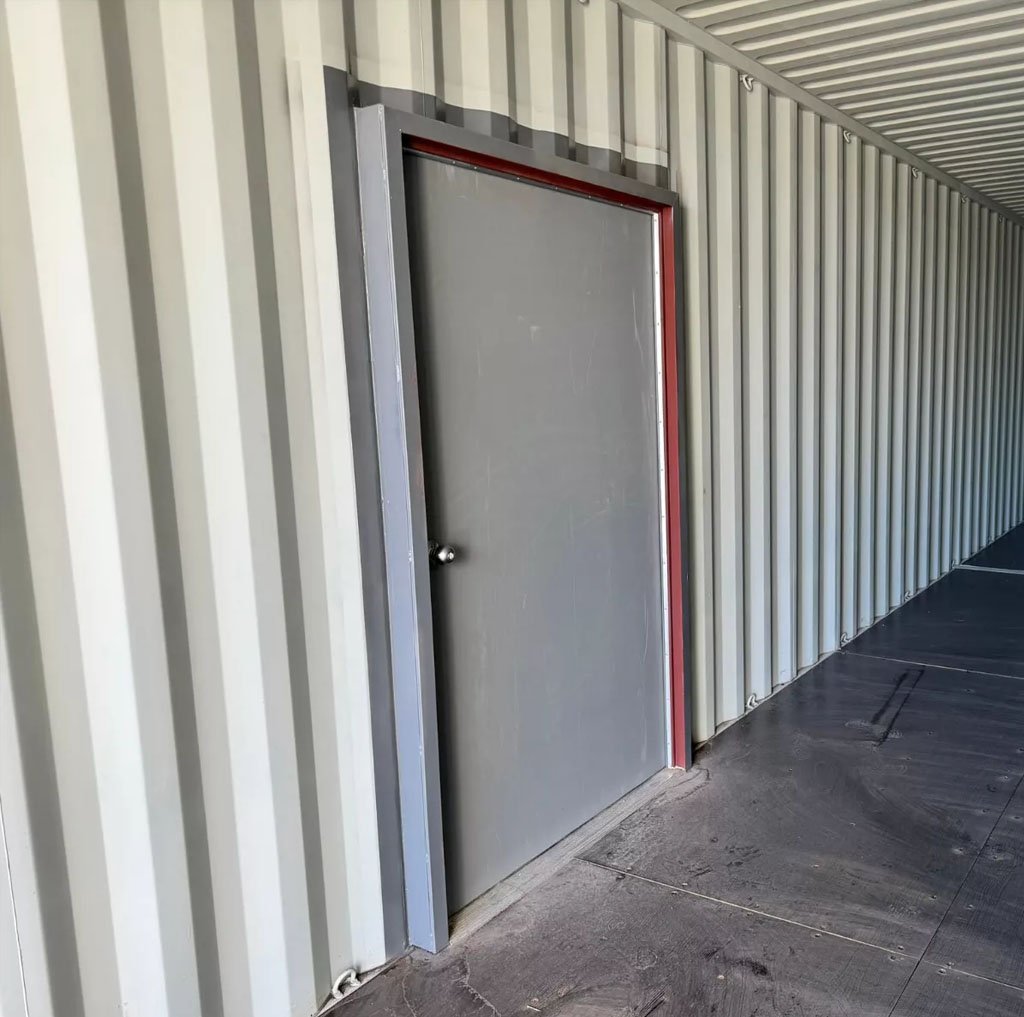 40ft shipping container with man door - Image 8